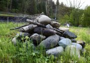 Reptilienburg aus verschieden grossen runden Steinen und Ästen. 